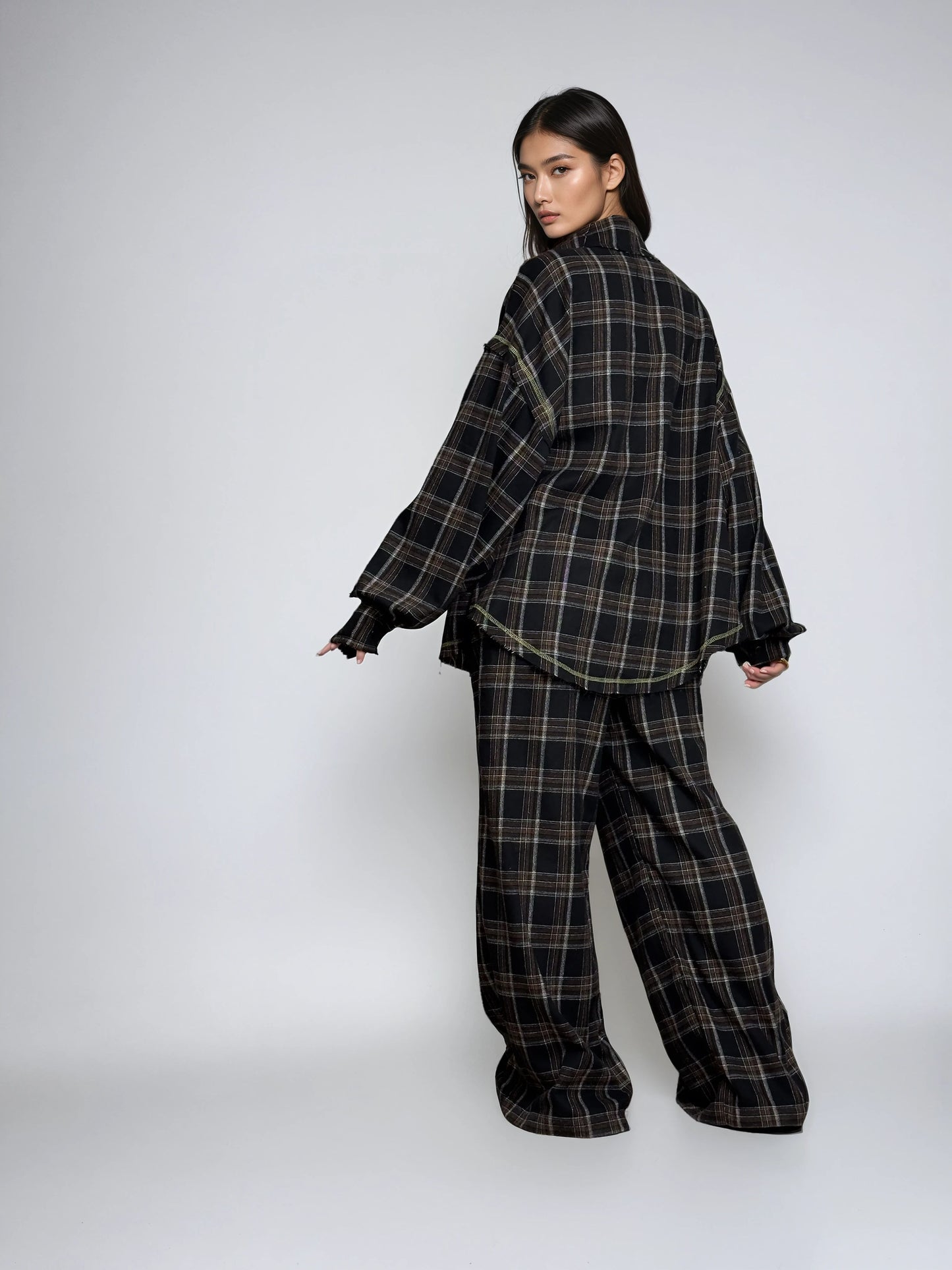 Штани oversize SENSE EARTH — задній ракурс, чорна клітинка, MOXY
